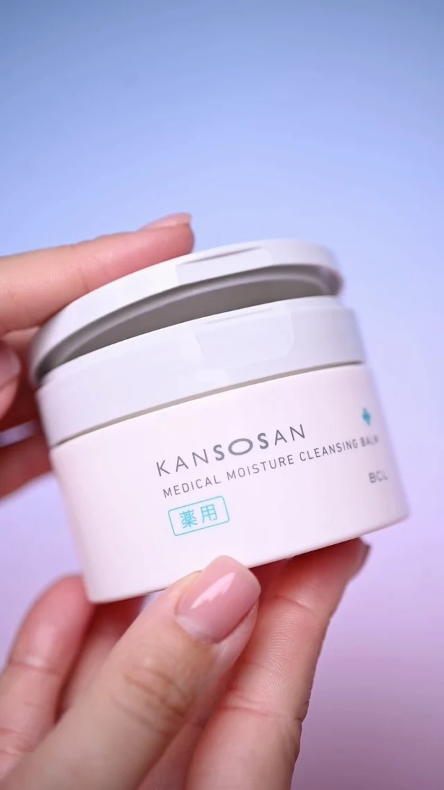 ✨ Iho puhdistuksen jälkeen kuiva ja kiristävä? 👀

BCL Kansosan Medical Moisture Cleansing Balm poistaa tehokkaasti meikin, SPF:n ja epäpuhtaudet kuivattamatta ihoa. 🤍

Balmimainen koostumus muuttuu iholla silkkiseksi öljyksi ja puhdistaa ihon hellävaraisesti. Hyaluronihappo, keramidit ja aminohapot auttavat pitämään ihon kosteutettuna puhdistuksen aikana. ✨

Erityisesti kuivalle, herkälle ja kosteusköyhälle iholle. 🫶

🇯🇵 Löydät BCL-tuotteet Bearelilta. 🛍️

#bearel #jbeauty #japanilainenkosmetiikka #ihonhoito #puhdistusbalmi